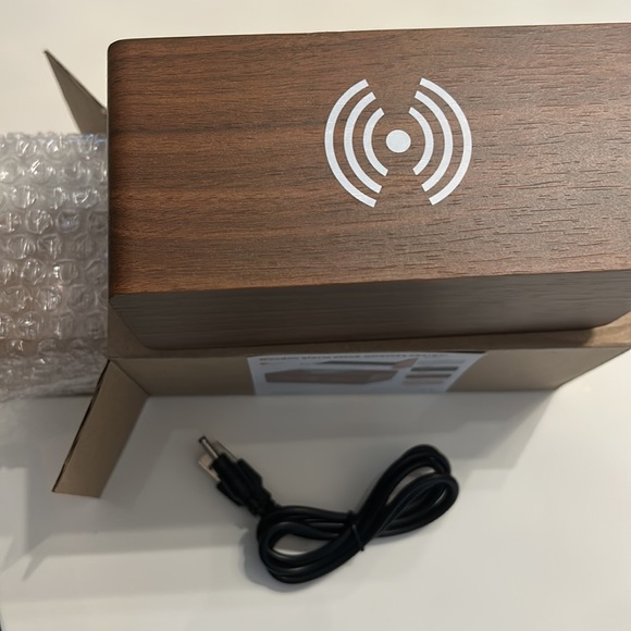 Wooden alarm clock wireless charger - Picture 2 of 2
